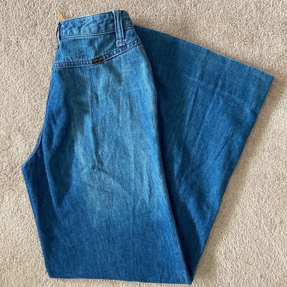 Vintage Women's Wrangler High-Waisted Wide Leg Flares Size 4